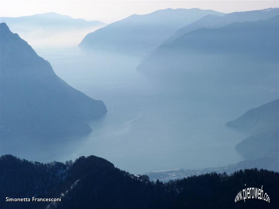 26 DAL MONTE ALTO SI INTRAVEDE FRA LA FOSCHIA IL LAGO D'ISEO.JPG